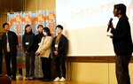 成果を発表した大手企業の社員らに感謝を述べる県内企業の担当者（右）＝９日、鳥取市永楽温泉町のホテルモナーク鳥取