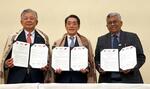 　経済交流の覚書を締結した愛媛県の中村時広知事（中央）ら＝２０２５年２月、インド南部チェンナイ（共同）