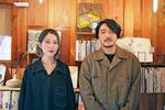 　「トンガ坂文庫」を営む本沢結香さん（左）と豊田宙也さん＝２０２４年１月、三重県尾鷲市