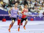 　男子１５００メートル（視覚障害Ｔ１１）決勝　力走する唐沢剣也（右）＝パリ郊外（共同）