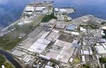 　日産自動車の追浜工場（手前）＝１５日、神奈川県横須賀市（共同通信社ヘリから）