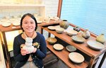 自身が制作した作品を手に取る小渕さん