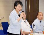 　沖縄県の経済団体関係者との面会であいさつする上川外相＝２３日午後、那覇市