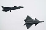 　国際航空宇宙ショーでデモ飛行を行う最新鋭ステルス戦闘機「殲２０」＝２０２２年１１月、中国広東省珠海市（新華社＝共同）
