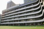 　大阪市立中之島小中一貫校の７階建ての校舎