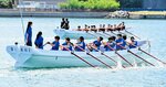 懸命にオールをこぐ香住高の選手たち（手前）＝１５日、香美町香住区沖浦の香住柴山港特設コース