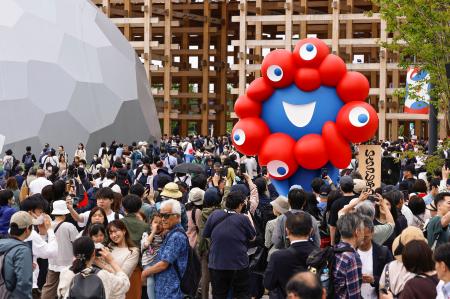 　多くの来場者でにぎわう大阪・関西万博の会場＝３０日午後、大阪市此花区の夢洲