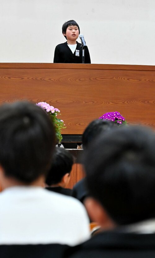高城小への別れの言葉を述べる吉田君