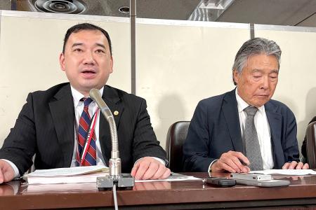 　破産手続きの開始を東京地裁に申し立て、記者会見する代理人弁護士ら＝１６日午後、東京・霞が関の司法記者クラブ