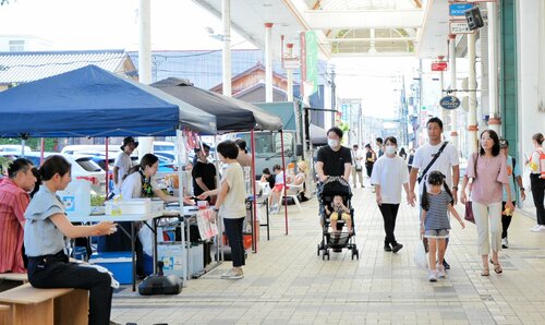 露店やキッチンカーが並び、家族連れらでにぎわう商店街＝２７日、米子市角盤町１丁目のえる・もーる１番街