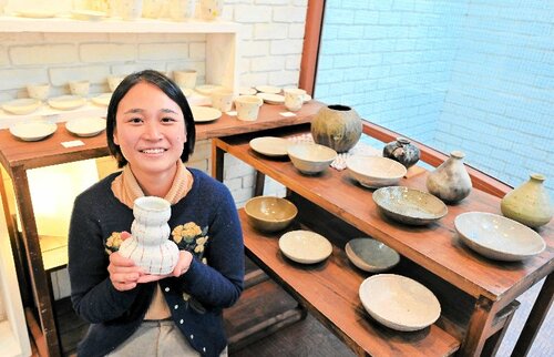 自身が制作した作品を手に取る小渕さん