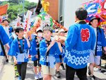 【わっしょい】たるみこしも復活。地元の小学生が露店などが並ぶ温泉街を元気よく行進した