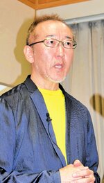 ＡＩと共存する未来を展望する竹内薫さん＝２３日、鳥取市のとりぎん文化会館