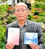 出版した川柳句集「三色の絵」と完成したＣＤを手にする牧野さん