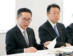 　実務者協議後に記者会見する国民民主党の古川代表代行（左）と公明党の西田幹事長＝２８日午前、国会