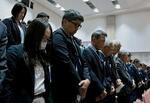 　新潟水俣病の公式確認から６０年となり、新潟市で開かれた式典で黙とうする出席者＝３１日午後
