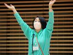 　「第１回インクルーシブ大会」で葵謙人さんの演技をたたえる、実行委員長の井上寛子さん＝１月、東京都三鷹市