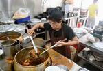 　ご当地料理の豚肉スープ「肉骨茶」の老舗でもキャッシュレスに対応している＝３月、マレーシアの首都圏スランゴール州クラン（共同）