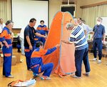 防災グッズの組み立て方などを学ぶ参加者