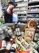 　ソウルのスーパーで陳列棚から下ろされた日本メーカーのビールやたばこ、食品など＝２０１９年７月（聯合＝共同）