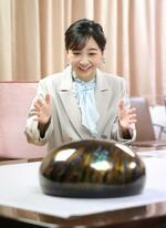 　石川県輪島市の県立輪島漆芸技術研修所を訪れ、懇談される秋篠宮家の次女佳子さま＝１７日午前（代表撮影）