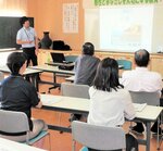 新聞への理解を深める参加者ら＝２０日、香美町小代区実山の地域連携センター