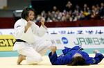 　女子５２キロ級決勝　大森生純（右）に一本勝ちし喜ぶ阿部詩。初優勝を果たした＝福岡国際センター