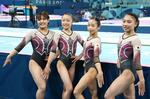 　女子予選の演技を終え、記念撮影する（左から）牛奥小羽、岡村真、中村遥香、岸里奈＝パリ（共同）