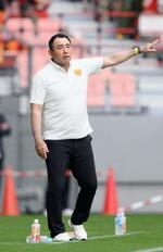 　監督在任中のＪ１での通算試合数が５９４となり、過去最多記録に並んだ名古屋・長谷川監督＝豊田