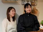 　永井玲子（左）と書道家の三都華子＝２０２５年２月、大阪市（撮影・林昌三）
