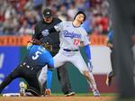 　フィリーズ戦の８回、二盗を失敗したドジャース・大谷＝フィラデルフィア（共同）
