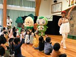森のお姉さんやキャラクターと一緒に森の役割を学ぶ園児たち