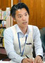 　名古屋市立大高南小のチーム会議で発言する市川恭平養護教諭＝５月、名古屋市