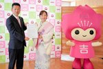 吉野町観光大使の委嘱状を受ける葵（中央）。左は中井町長＝奈良県吉野町役場