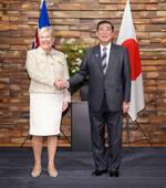 　会談前、アイスランドのトーマスドッティル大統領と握手する石破首相＝２７日午前、首相官邸