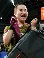 　女子シングルス準々決勝で平野美宇に勝利し、笑顔の伊藤美誠＝東京体育館