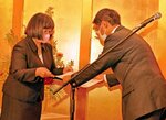 平井知事（右）から感謝状を受け取る医療関係者＝２日夜、ＪＲ鳥取駅前のホテルニューオータニ鳥取