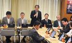　自民党の氏制度の在り方に関する作業チーム会合であいさつする逢沢一郎座長＝２２日午前、東京・永田町の党本部
