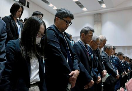 　新潟水俣病の公式確認から６０年となり、新潟市で開かれた式典で黙とうする出席者＝３１日午後