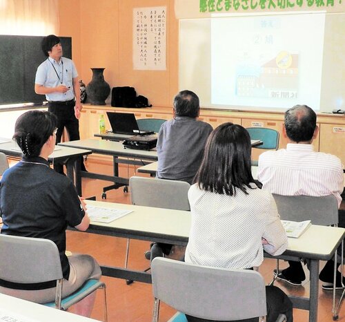 新聞への理解を深める参加者ら＝２０日、香美町小代区実山の地域連携センター