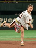 始球式で力強い投球を見せる武尊さん＝２日、東京都文京区の東京ドーム