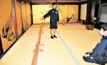 障壁画の解説をする香住一中の生徒（中央）＝７日、香美町香住区森の大乗寺