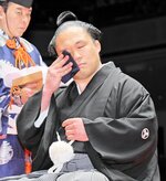 断髪式で目元を拭う元幕内石浦の間垣親方＝１日、東京・両国国技館（代表撮影）