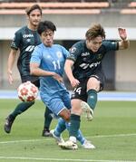 　相模原―山梨学院大ペガサス　後半、競り合う相模原・牧山（右）と山梨学院大ペガサス・増沢＝レモンＳ