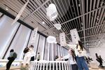 　デザインスタジオＹＯＹの作品「るてす」は、重力に逆らって天井のゴミ箱へポリ袋を捨てる試み＝東京・虎ノ門（提供写真）