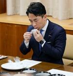 　備蓄米の試食会に参加した小泉農相＝２９日午後、農水省