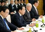 　経済財政諮問会議であいさつする岸田首相（手前から２人目）＝２６日午後、首相官邸