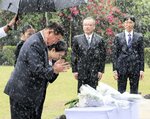 フィリピン・ラグナ州カリラヤの「比島戦没者の碑」を訪れ、献花台で手を合わせる石破首相＝３０日（代表撮影・共同）