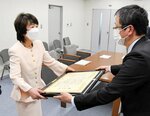 森田副会長（右）から表彰状を受け取る村田さん＝３日、鳥取市富安２丁目の鳥取財務事務所