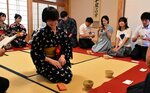浴衣を着て茶道を体験する楊口郡の中学生ら